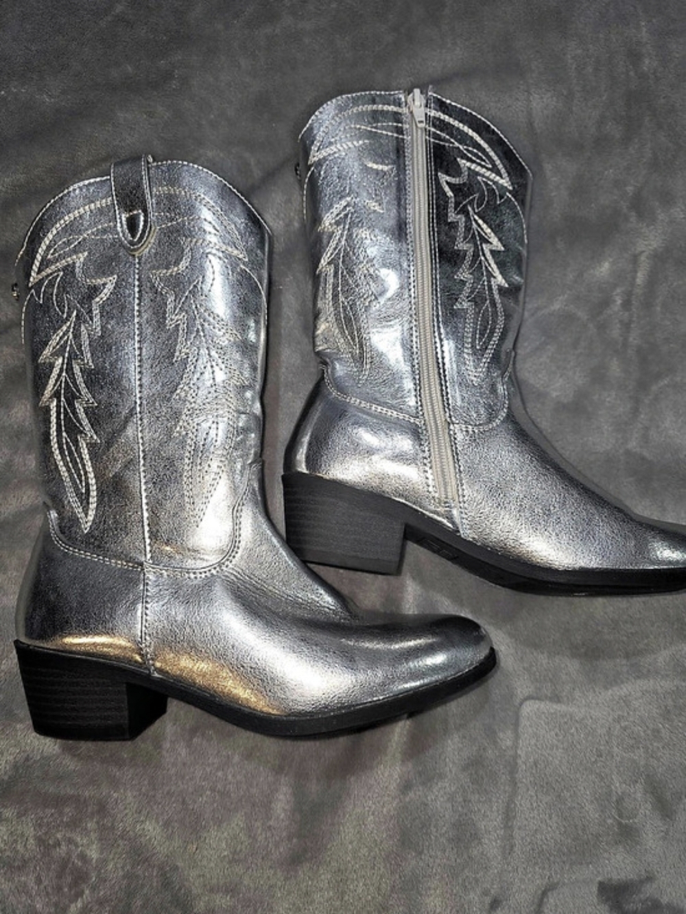 Girls Madden NYC Western Heeled Boots in Silver Like New Size 4